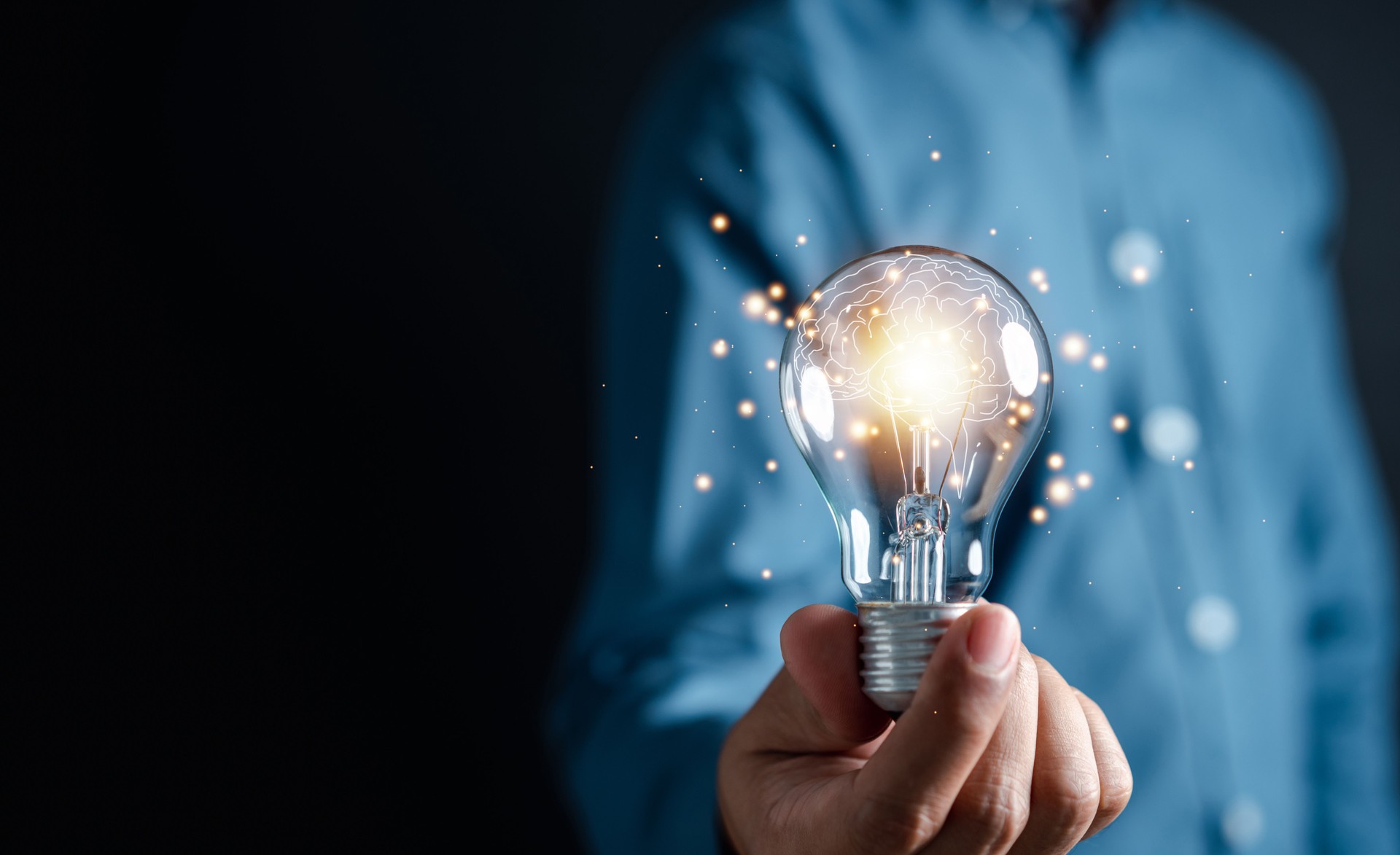 Innovation durch Ideen und Inspirationsideen. Menschliche Hand, die eine Glühbirne hält, um zu beleuchten, Idee der Kreativität und Inspiration Konzept der nachhaltigen Geschäftsentwicklung.