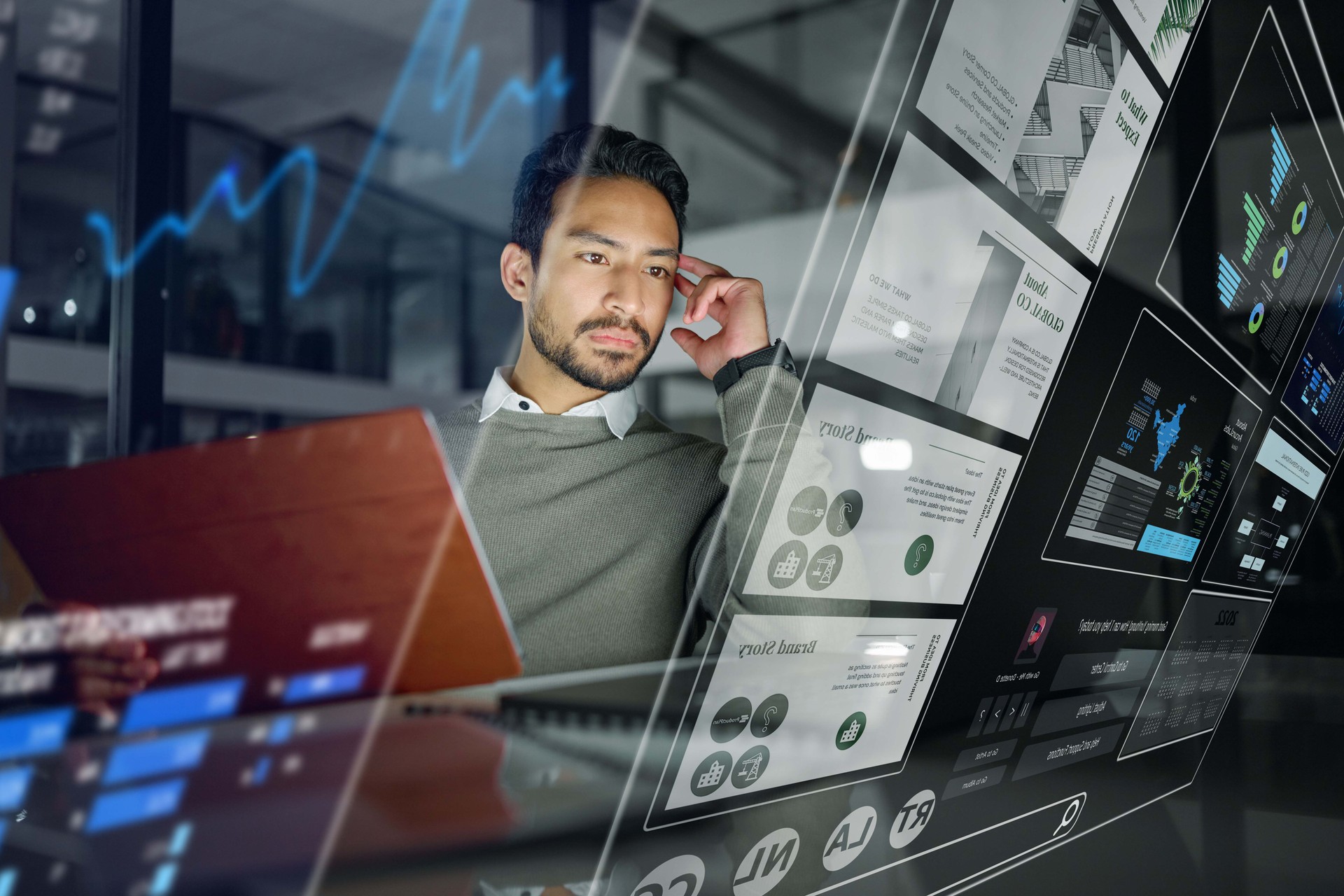 Geschäftsmann, digitale Schnittstelle und Handel mit Analytics für Börsenforschung, Strategie oder Marketing im Nachtbüro. Männlicher Trader mit futuristischer UI, UX oder Display für Datenstatistiken oder -analysen