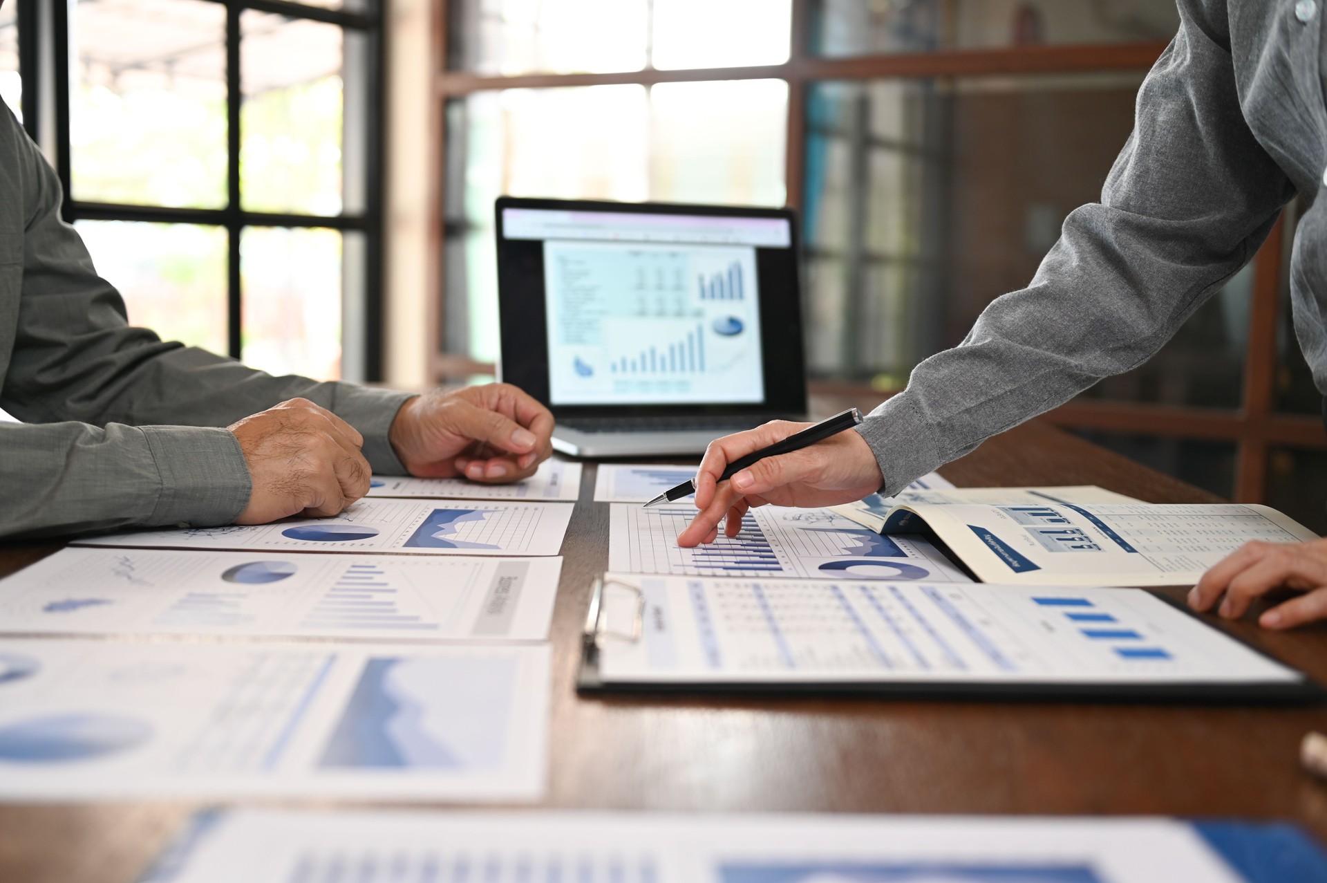 Das Business-Team trifft sich und diskutiert über die Finanzplanung, 
Geschäftsstrategien und Marktforschung.