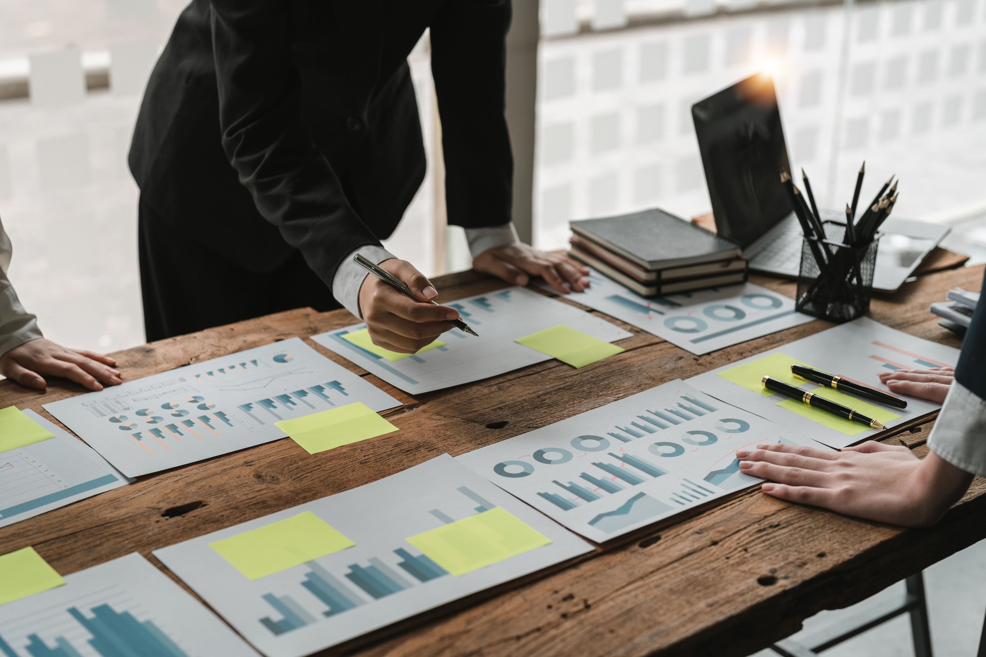 Business-Team arbeitet mit neuem Startup-Projektplan und Diskussion für Finanzstrategie mit Laptop und digitalem Tablet in einem modernen Geschäftsbüro